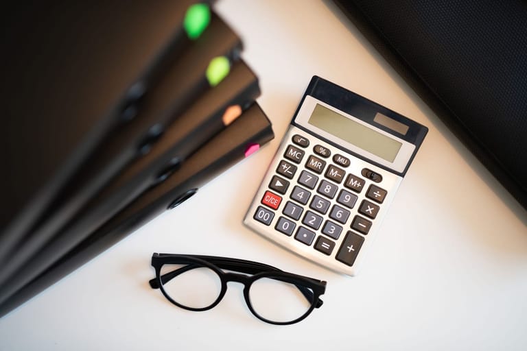 Stake Lispro 0.7: una calculadora junto a papeles financieros