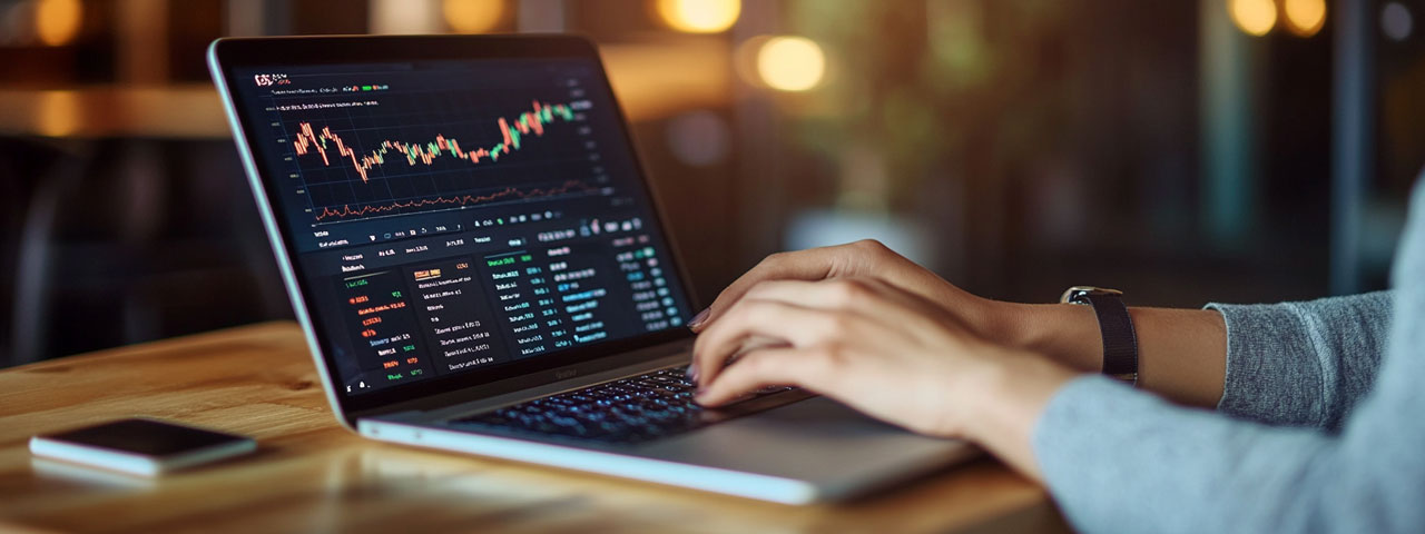 Recensione della piattaforma di trading visualizzata sullo schermo del laptop Trading platform review displayed on laptop screen